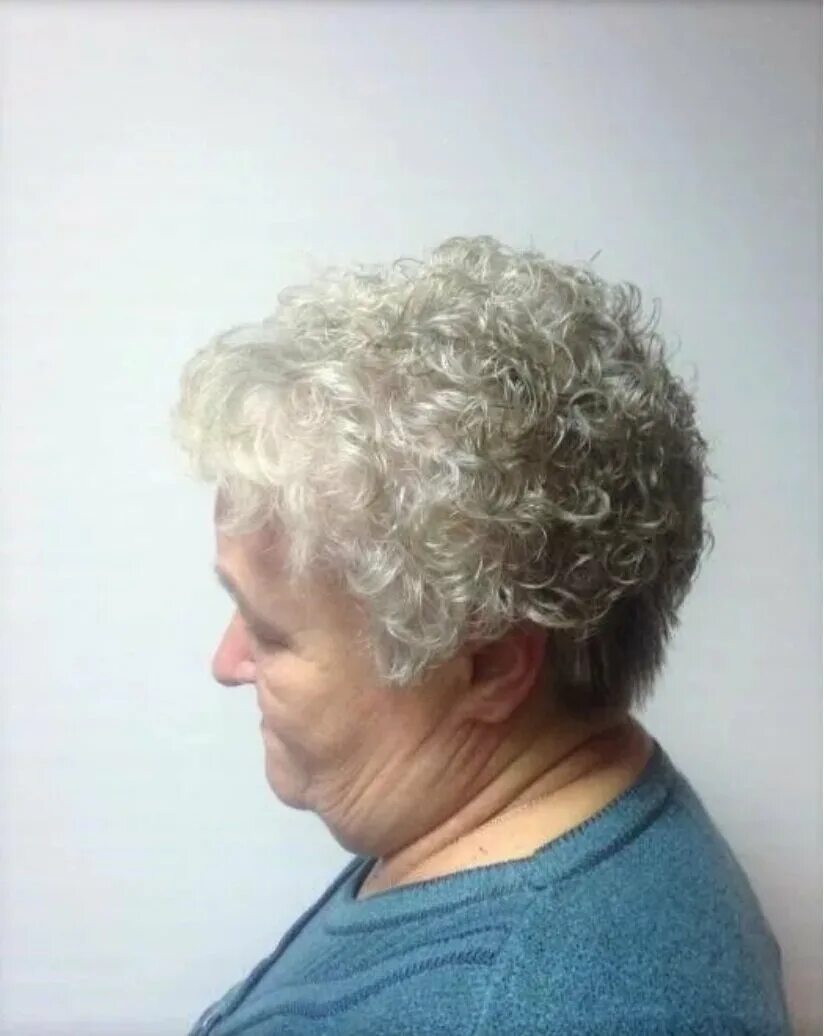 Как подстричь бабушку. Короткие стрижки для женщин с химической завивкой. Химическая завивка на короткие волосы для пожилых. Химия на короткие Седые волосы. Химическая завивка на короткую стрижку для пожилых.
