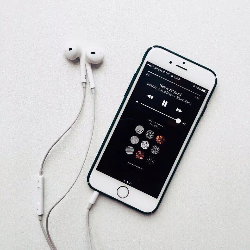 Poco звук в наушниках. Наушники для телефона. Смартфон с наушниками. Плеер с наушниками.