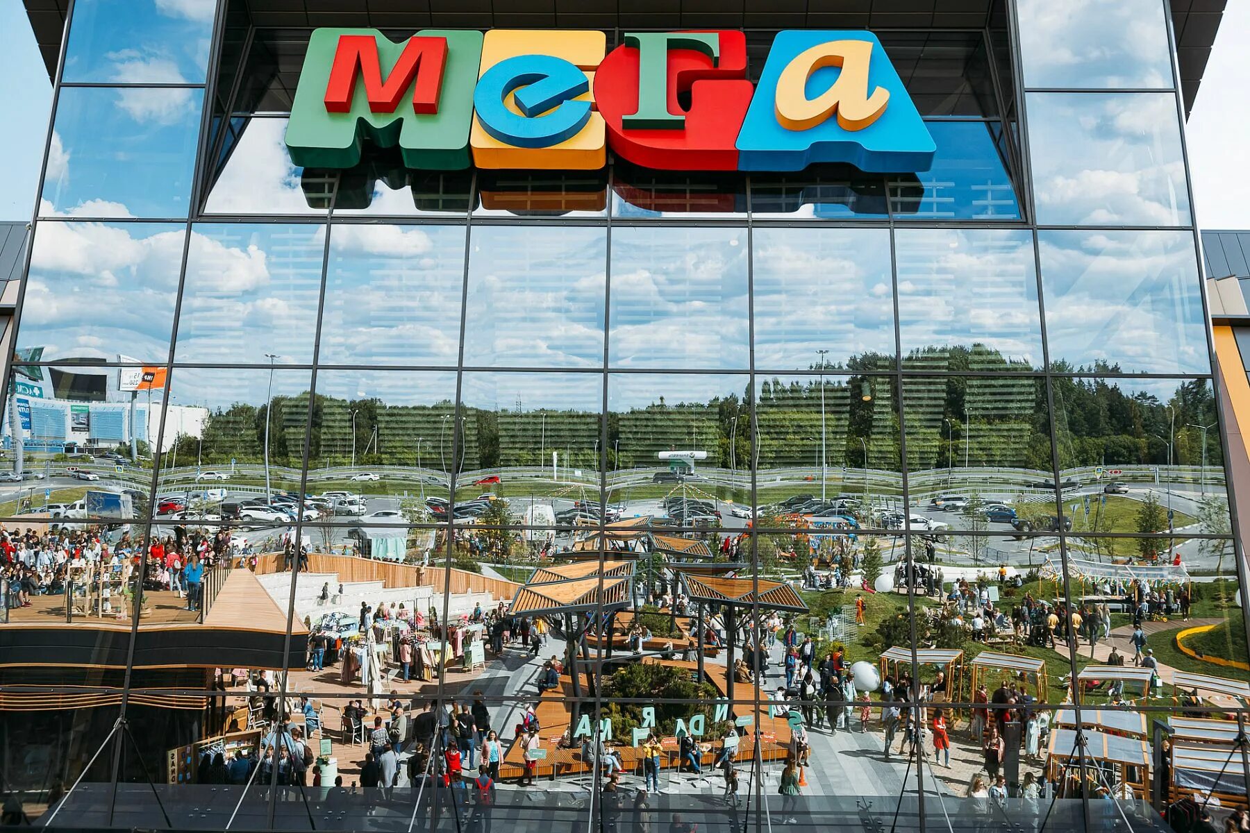 Мега фотография. Торговый центр мега Екатеринбург. Парк ТЦ мега Mega Park. Мега центр Екатеринбург. Мега Екатеринбург парк 2020.