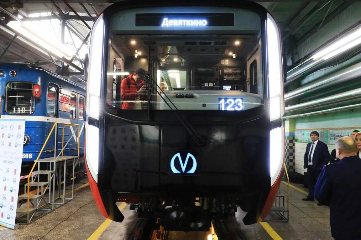 первые поезда метро спб. 15 ноября 1955 года открылся ленинградский метрополитен. метро ленинград 1955. проспект большевиков 1985. 81-540.