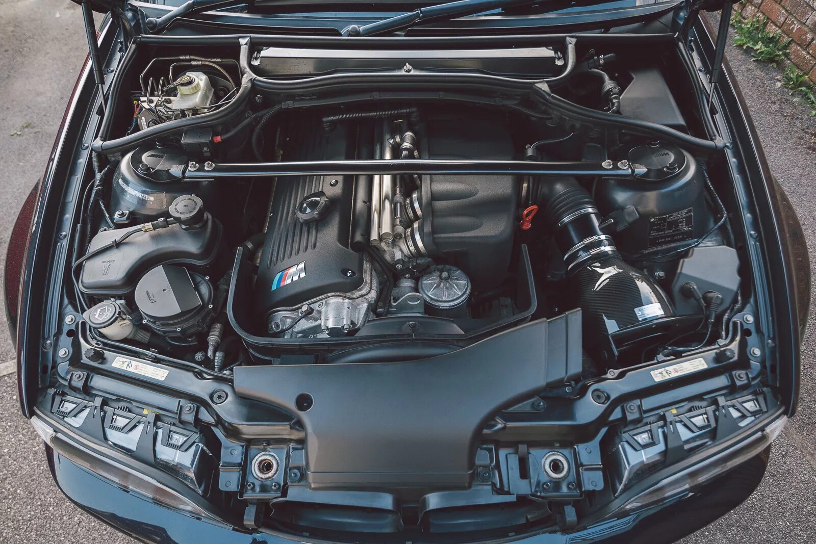 Мотор е46. Bmw m3 e46 мотор. bmw e46 подкапотка. bmw m3 e46 v8. bmw m3 e46 engine.