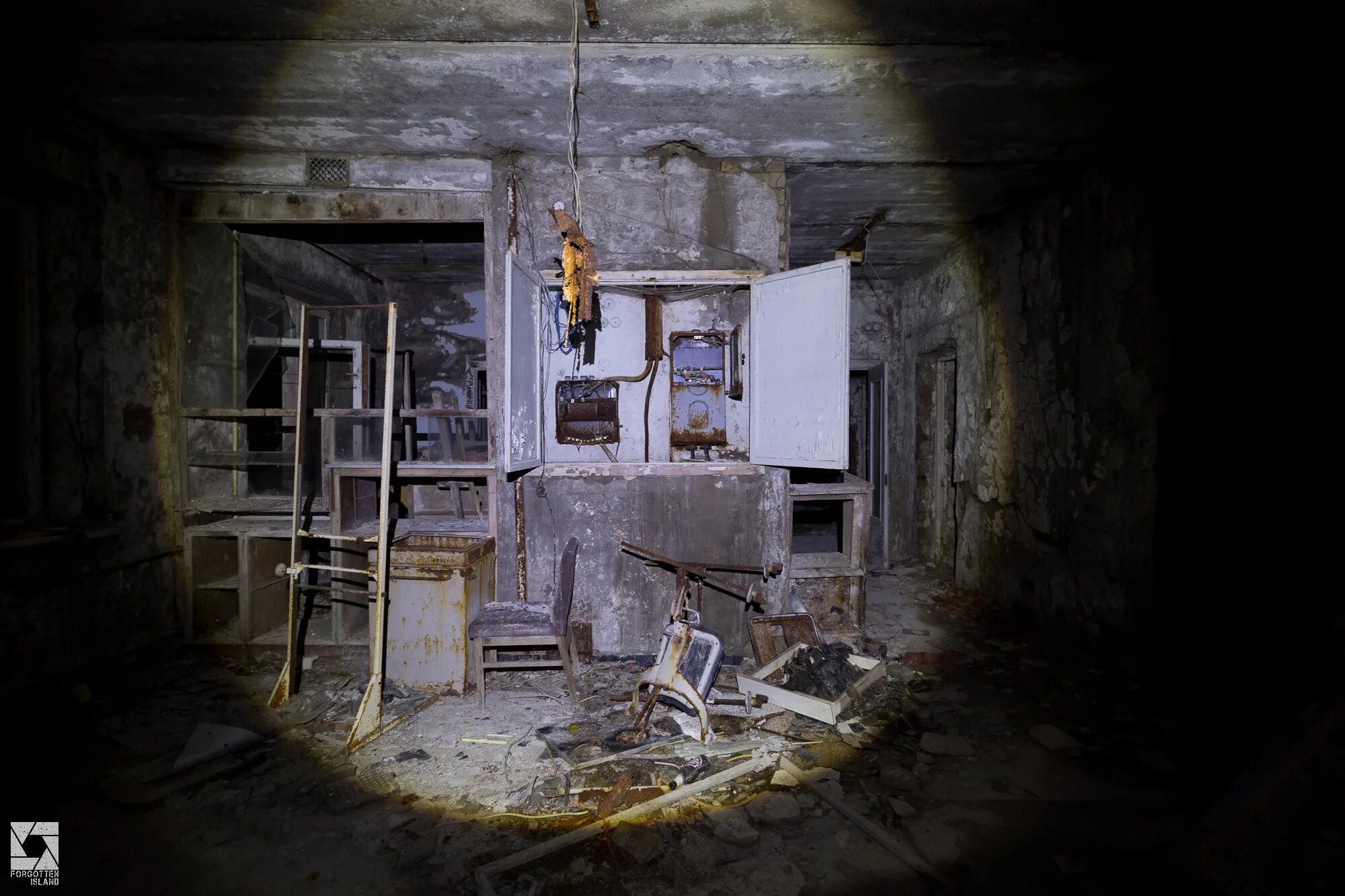 Чернобыль жуткие. Заброшенный госпиталь Чернобыль. Чернобыль подвал больницы. Припять призраки реальные. Заброшенная больница в Припяти.