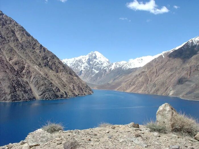 Сарезское озеро таджикистан. Памир Сарезское озеро. Горы Таджикистана Сарез. Памир барушан. Озеро Сарез в Таджикистане.
