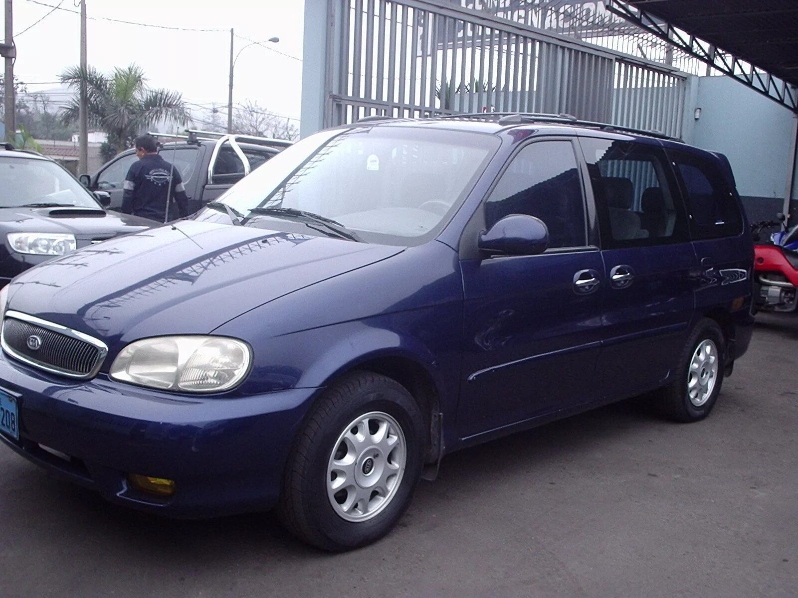 Kia carnival поколения. Kia Carnival 1999. Kia Carnival 2. Kia Carnival 1. Киа Карнивал 1 пакалени.