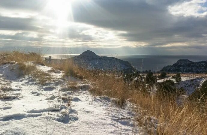 Судак на снегу. Зима в городе судак. Зимний судак крым. Судак крым фото. Судак в январе.