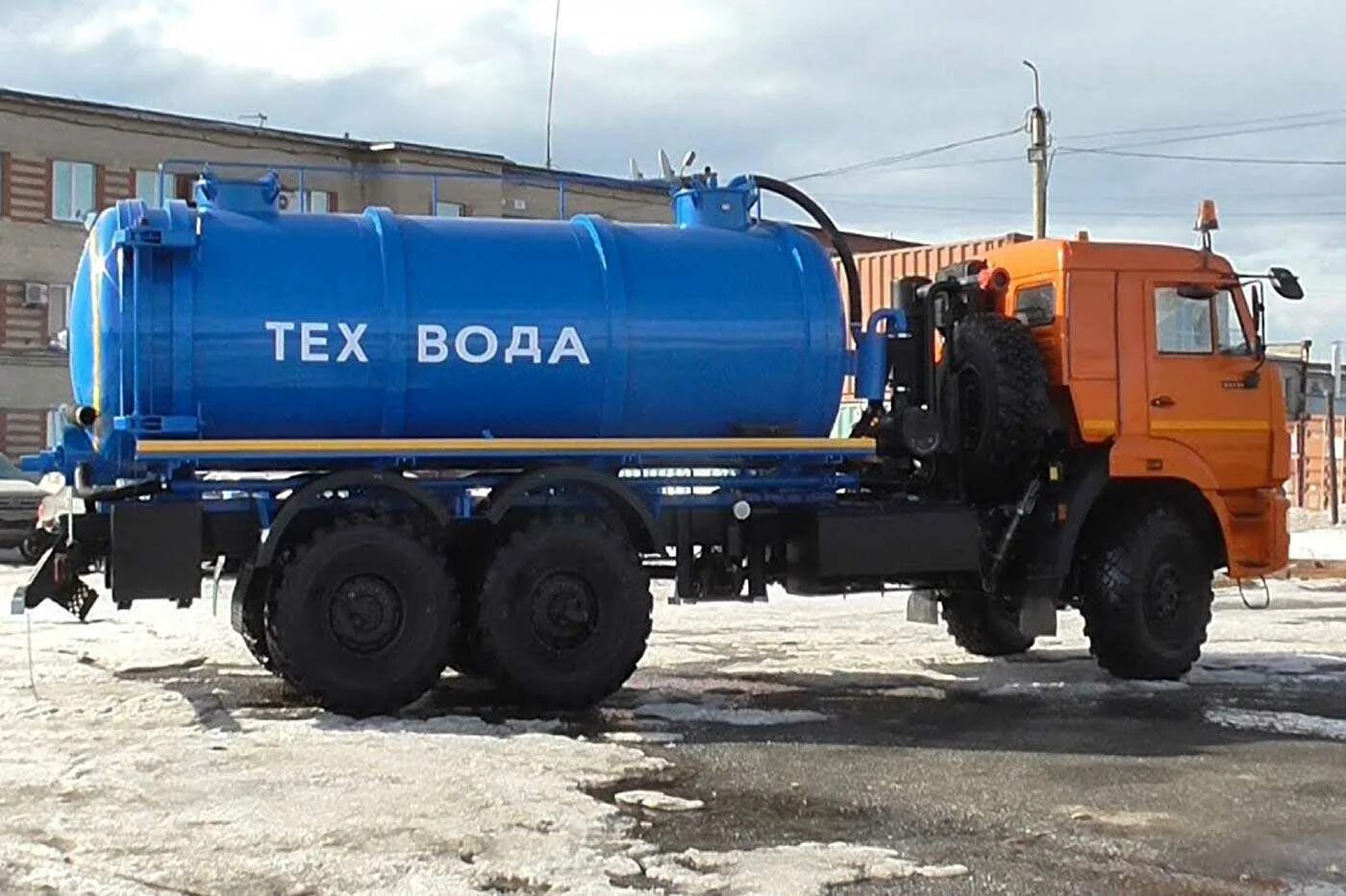 Камаз 43118 водовоз 10. Автоцистерна камаз 43118. Камаз с водой. Камаз водовоз 10 кубов. Камаз с водой.