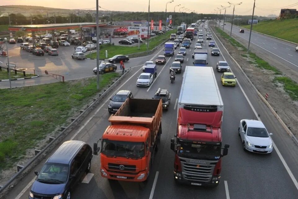 М4 дон на автомобиле. Грузовик на трассе. Трасса м4. Грузовые автомобили трасса. Фура на трассе.