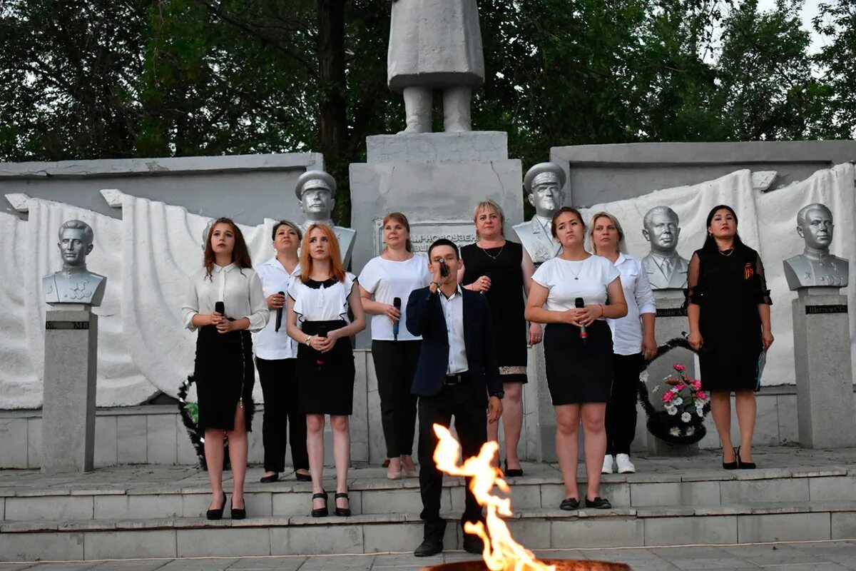 Погода в новоузенске на 10 дней точный. Вечный огонь Новоузенск. Город Новоузенск. Буденновск день памяти и скорби.