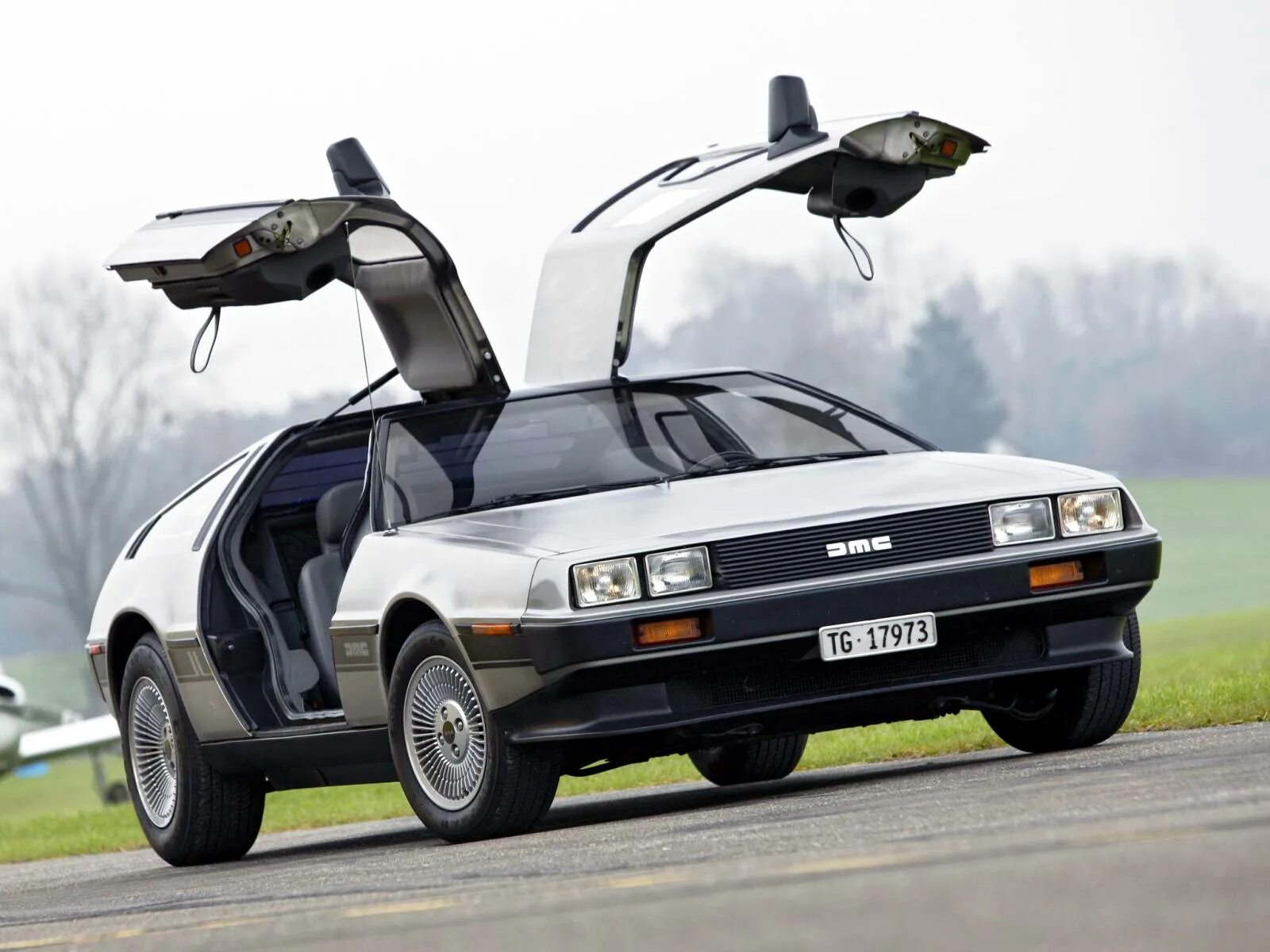Dmc 12 характеристики. Dmc delorean. Dmc delorean. делориан 1981. Dmc 12 характеристики.