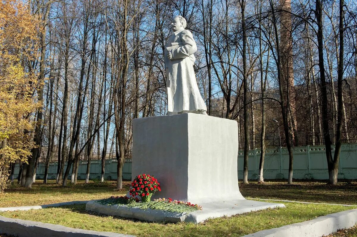 Два памятника орджоникидзе в магнитогорске. Памятник Серго Орджоникидзе Подольск. Подольск памятник Орджоникидзе погибшим заводчанам. Обелиск ЗИО Подольск. Памятник Серго Орджоникидзе Магнитогорск.