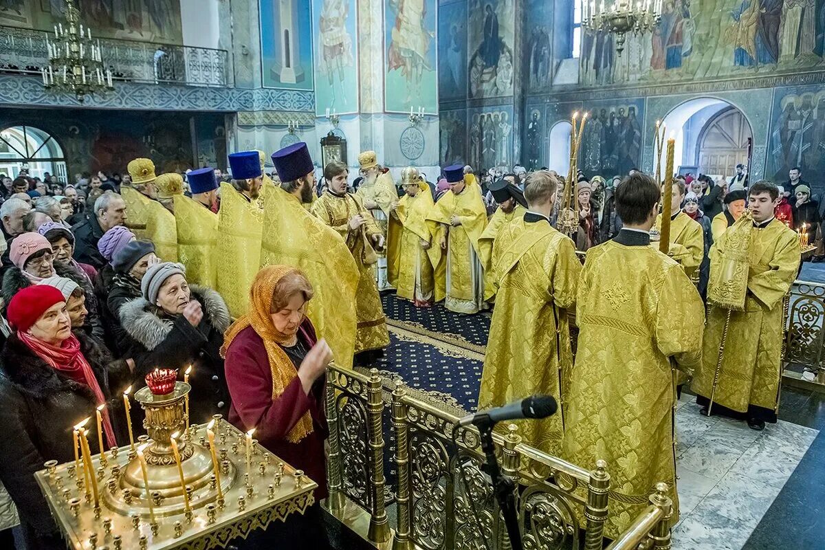 Воскресная всенощная. Православие Эстетика. Воскресное богослужение. Посещать литургию. Россия храм торжество люди.