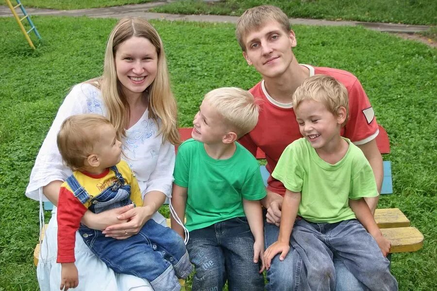 Обычная семья. Многодетная семья в России. Обычная Российская семья. Семейные фото обычные.