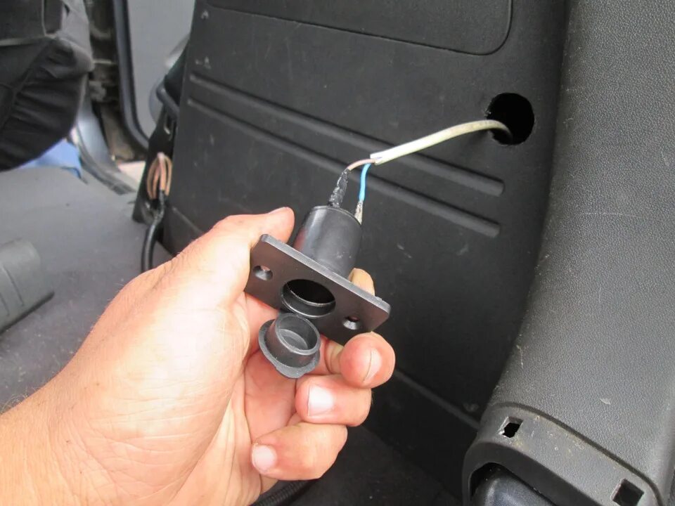 Как снять розетку в багажнике Розетка 12V в багажник KIA Sorento (2G), 2,2 л, 2012 года электроника DRIVE2