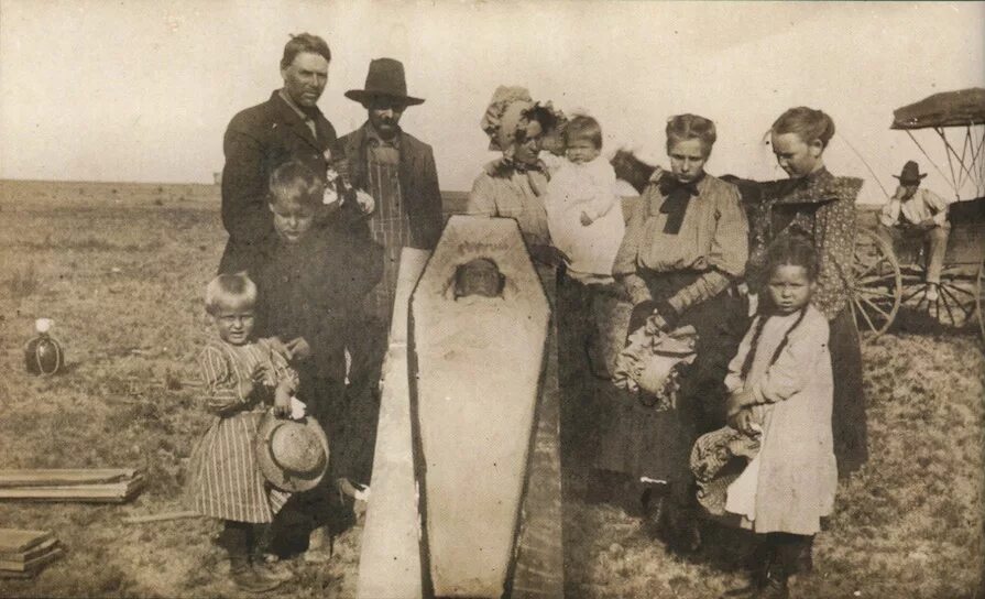 Энндэвитсон постмортем. Медиум спиритический сеанс. Семья бакли викторианская эпоха. Пост мортем викторианской эпохи. Пост мортем посмертные.