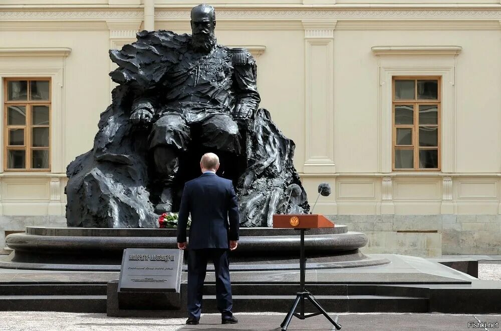 Памятник александру 3 в санкт. Памятник Александру III В Гатчине. Бродарский скульптор Гатчина. Памятник императору в Гатчине. Памятник Александру III Ливадия.