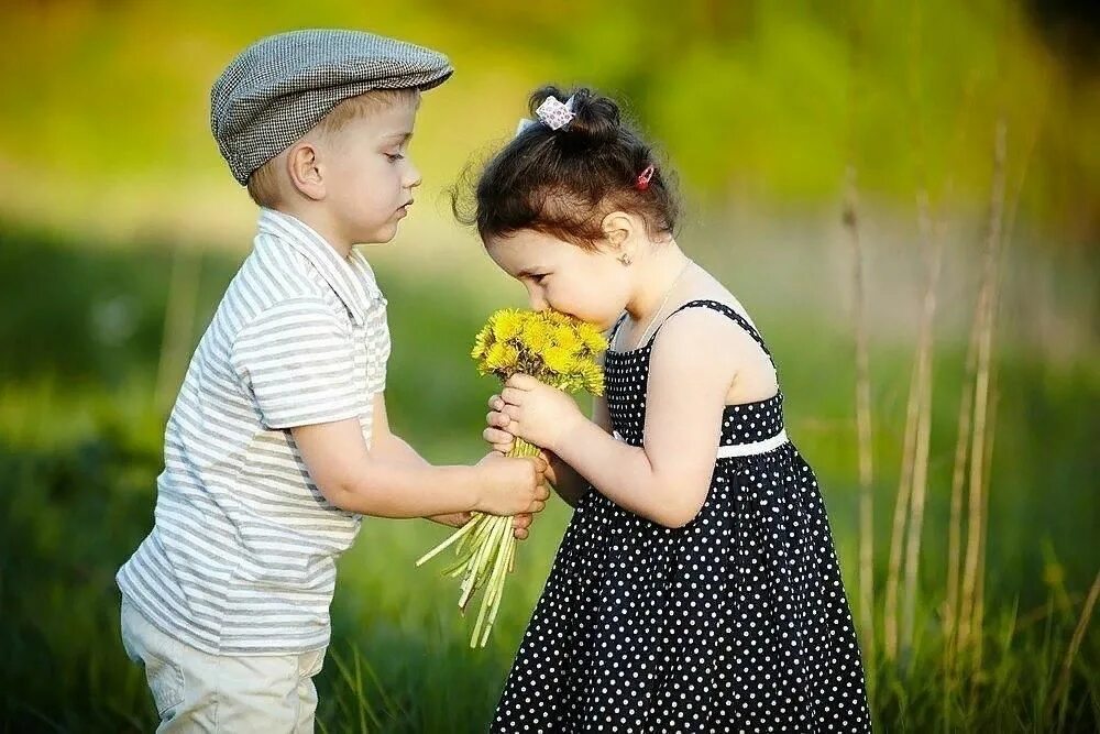 Мальчик дарит девочке цветы. Дружба мальчика и девочки. Мальчик обнимает девочку. Дарим друг другу песни