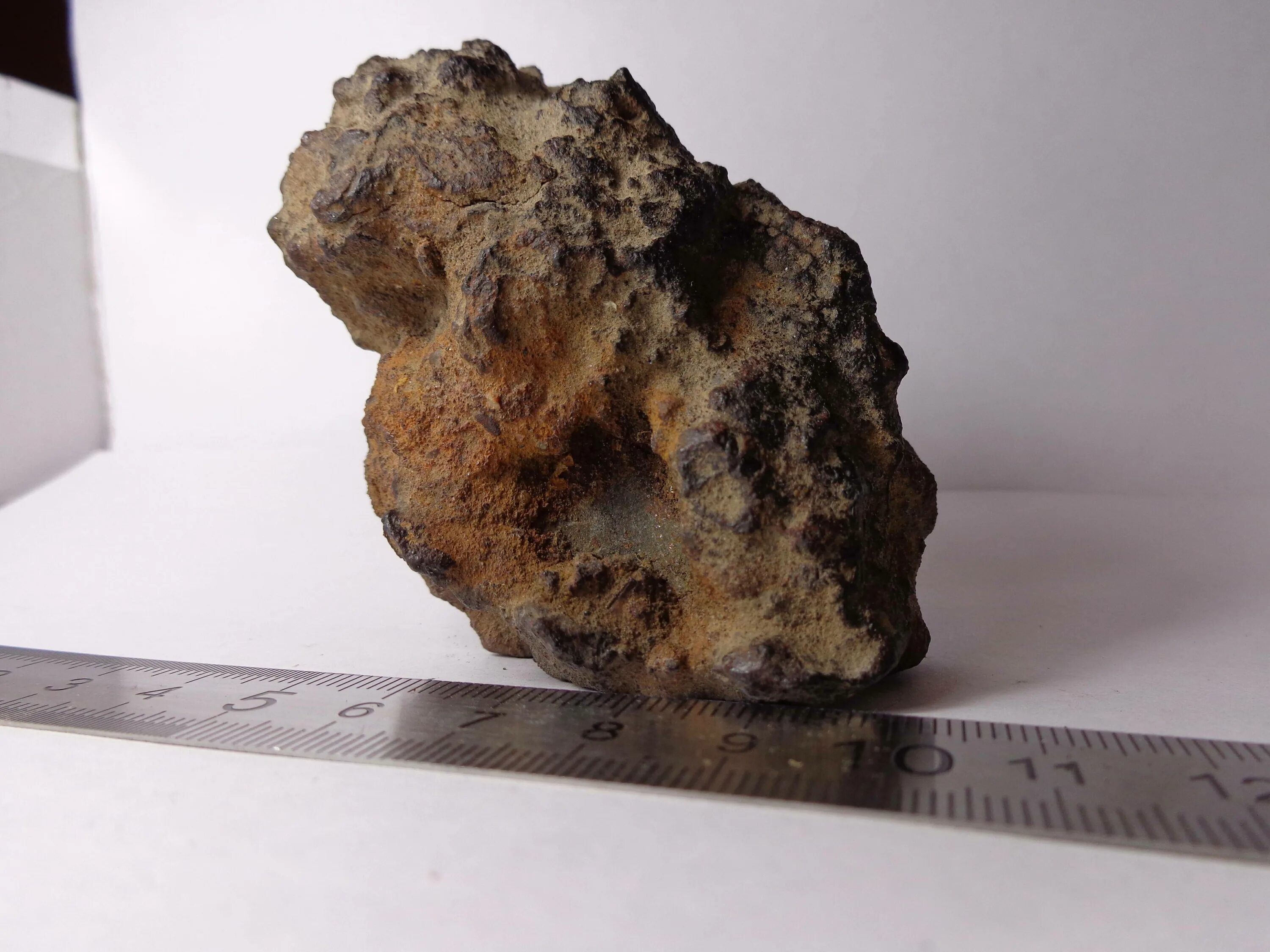 Метеорит углистый брекчия. Осмий самородок. Железный метеорит минерал. Никель в метеоритах. Метеорит руда.