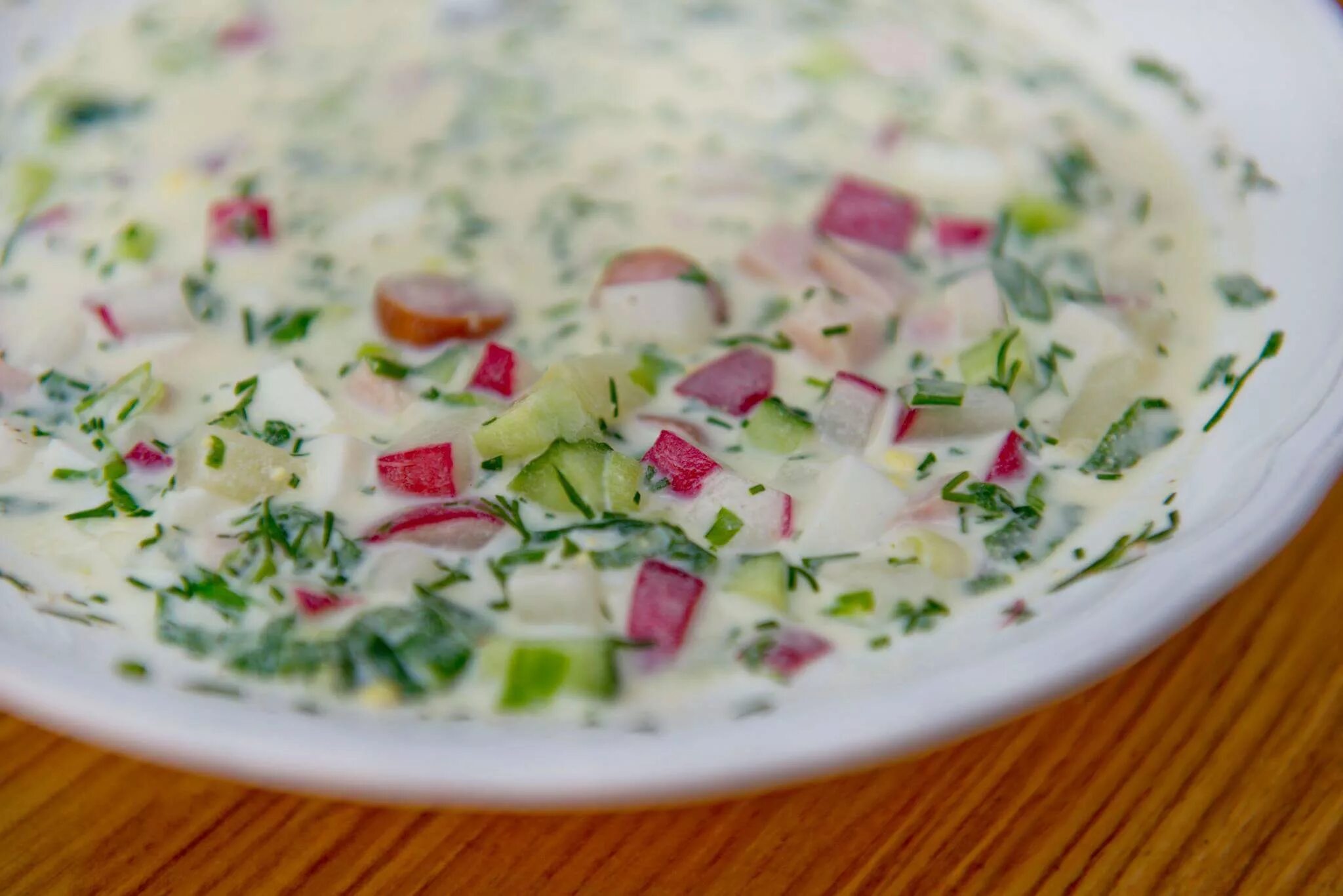 Рецепт окрошки классической с колбасой на сметане. Окрошка на квасе. окрошка на сметане. окрошка с копченой колбасой.