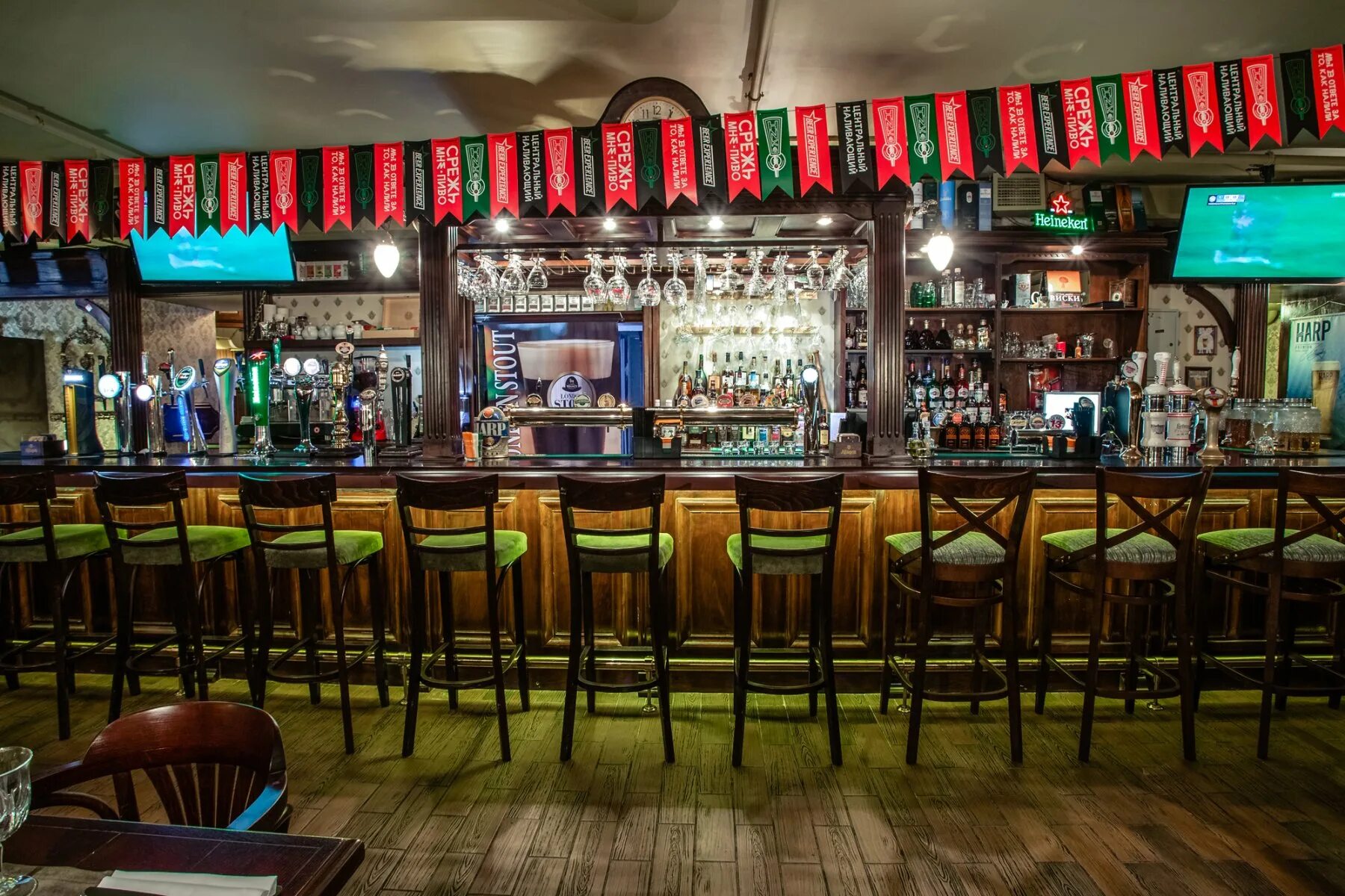 Пабы в питере. Irish pub Санкт-Петербург. Ирландский паб Питер. Ириш паб СПБ. Олд френдс паб Пушкин.