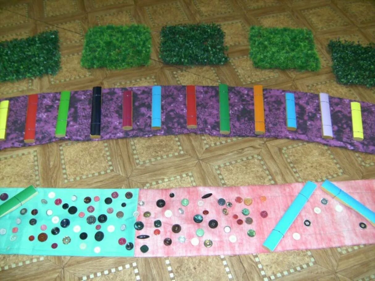 Спортивная дорожка в детском саду. Разноцветные дорожки конструирование. Машинки для рисования дорожек. Оздоровительная дорожка для детей в детском саду. Дорожка здоровья в детском саду.