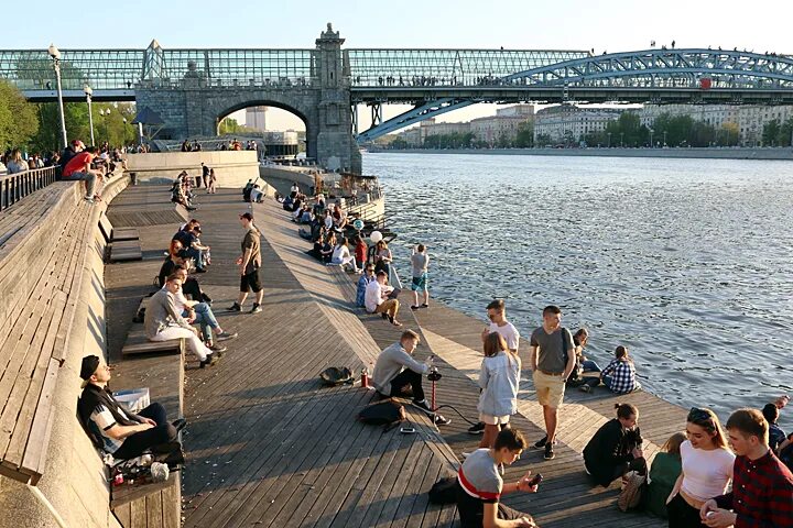 Набережная в москве где. Набережная Москвы-реки Москва. Москва набережная люди. Французская набережная Москва. Места в Москве на набережной.