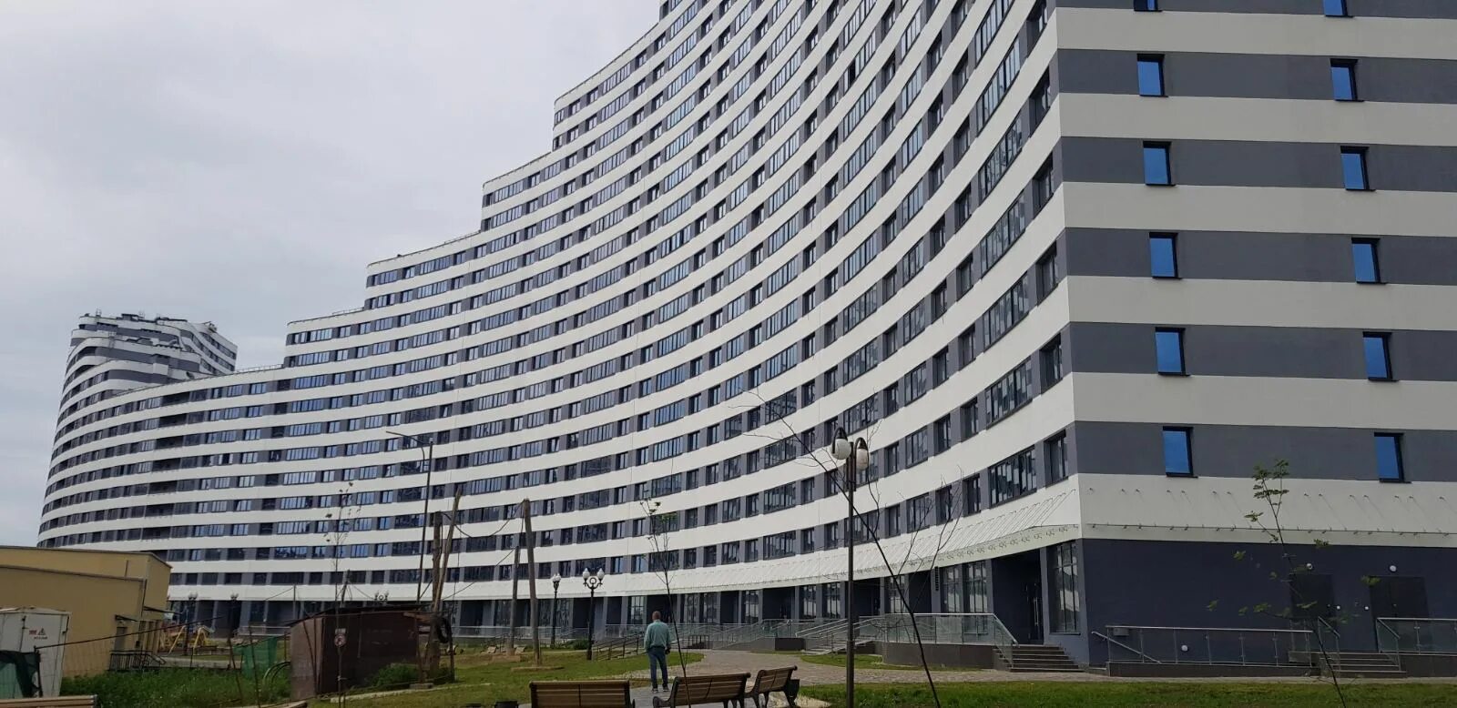 Квартиры столицы минск. Дом волна минск. волна минск мир.