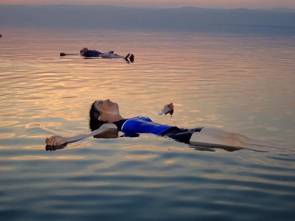 Флоатинг вода. Мертвое море люди. Плавание в Мертвом море. Мертвое море люди плавают. Мертвое море плавать.
