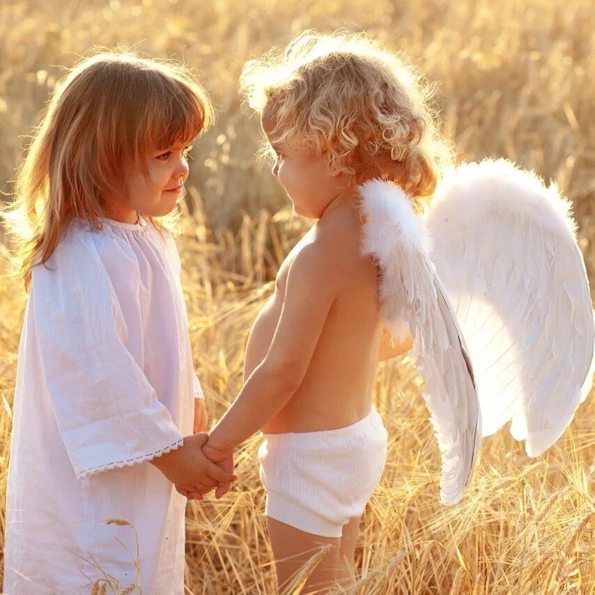 Ангелы радуются. Ангел доброты. Ангелы мальчик и девочка. Ангелочек любви. Любовь и доброта картинки.