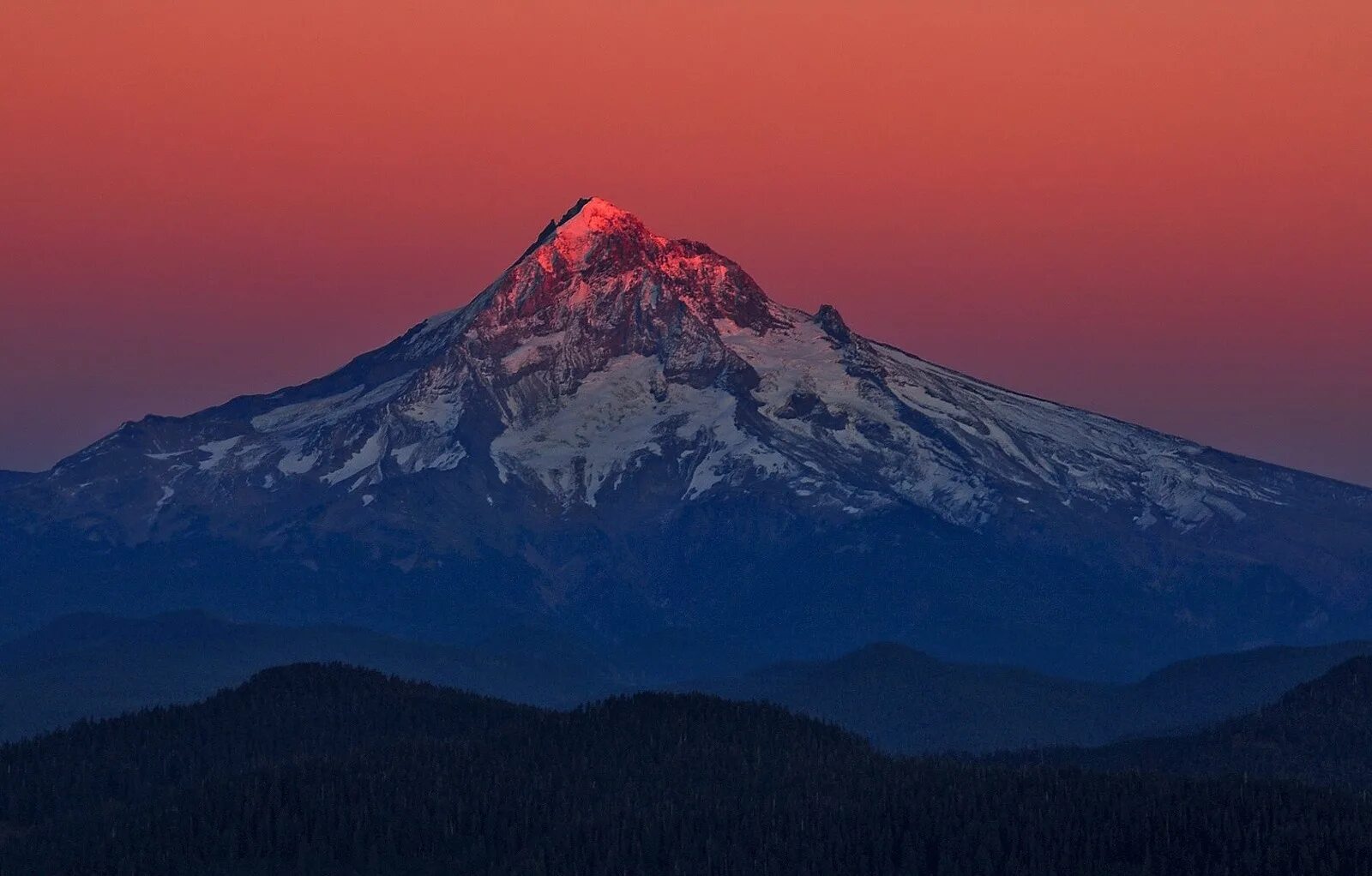 Вершина холма. Гора буда-ханда. Вулкан с заснеженной вершиной. Peaks hills mountains temples. Peaks hills mountains temples.