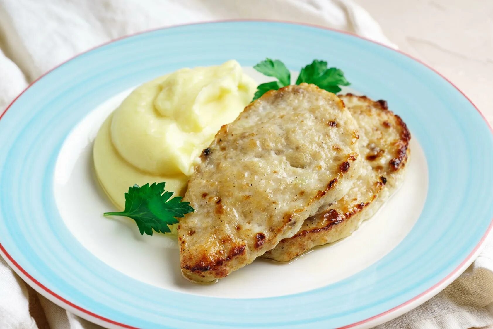 Биточки куриные с картофельным пюре. Пюре с куриной котлетой. Картофельное пюре с куриной котлетой. Бедро куриное с картофельным пюре. Пюре с котлетой.