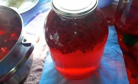 Компот из смородины в кастрюле