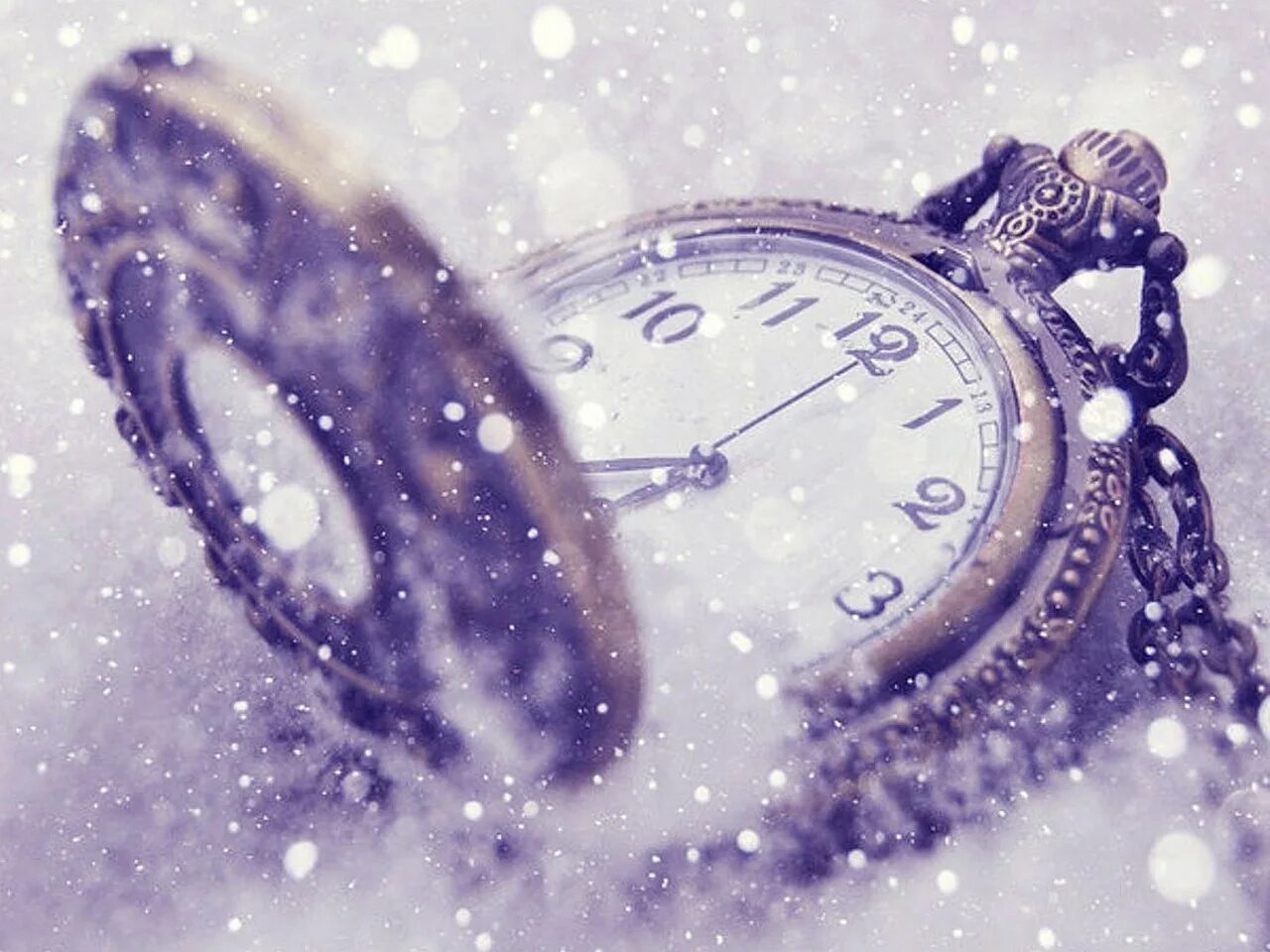 Часы в снегу. Зимние часы. Сказочные зимние часы. Ожидание часы.