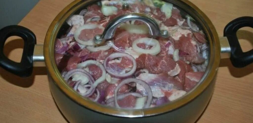 Как замариновать шашлык видео. Маринованное мясо для пикника. маринованный шашлык фото дома. маринованный шашлык в ведре фото. шашлык из косули рецепт маринада.