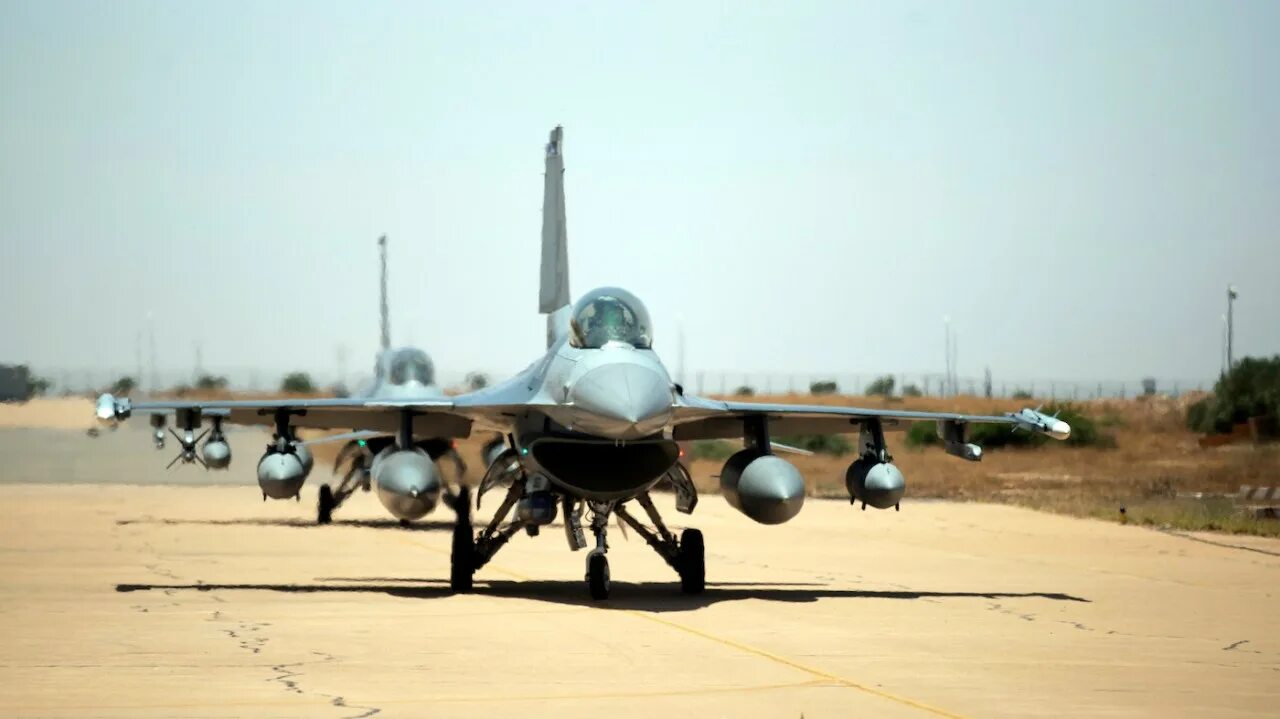 F-16 для украины. Украинский f 16. Летчик истребитель. F-16 самолет. F-16 нидерланды.