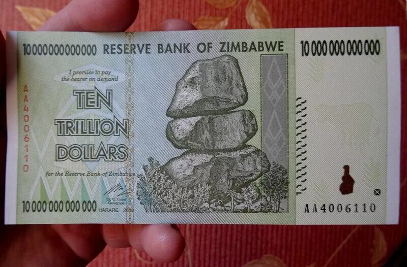 Сто триллионов рублей в долларах. 10 Трлн Зимбабвийский долларов. Купюра 10 триллионов долларов Зимбабве. Купюра в 10 триллионов зимбабвийских долларов. Купюра 100 триллионов долларов Зимбабве.