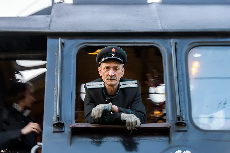 Машинисты вслед идущих поездов получив информацию