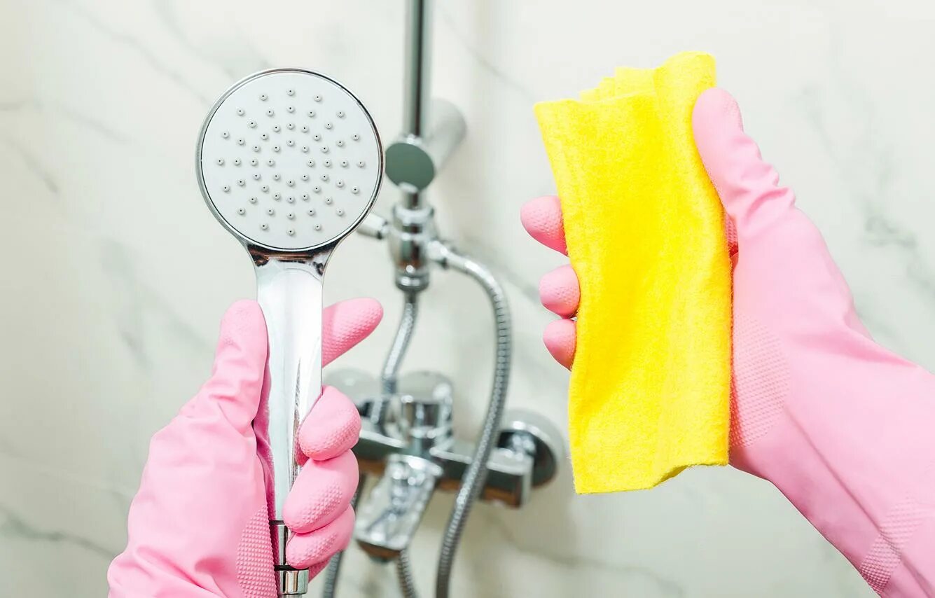 Чистка от налета лейку душевой. Очистка душевой кабины. Чистка лейки душа. Известковый налет. Как почистить душевую от налета.