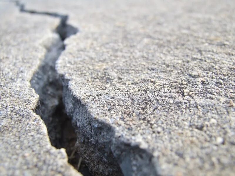 Форум трещины. Трещины в бетоне. Растрескивание бетона. Разбитый бетон\. Потрескавшийся бетон.
