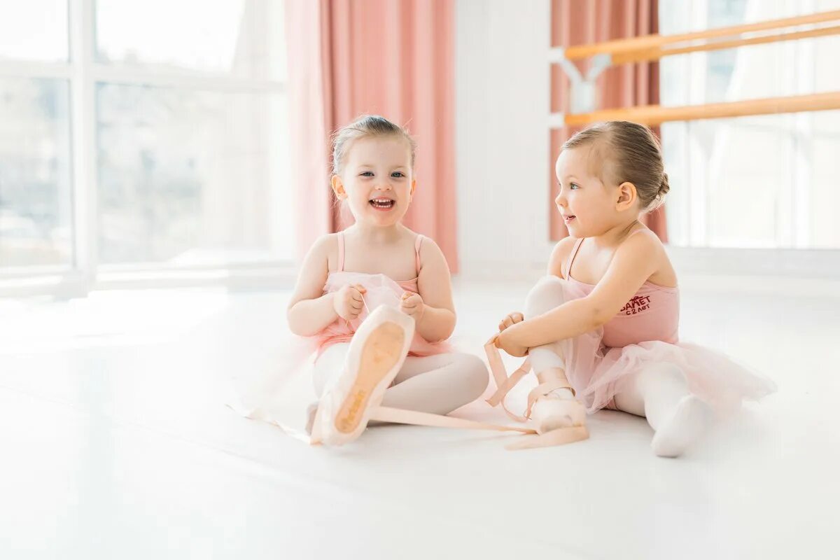 Студия 2 лет. Балет с 2 лет. балет от 2 лет москва. балет с 2 лет логотип. балет с 2 лет мама и малыш.