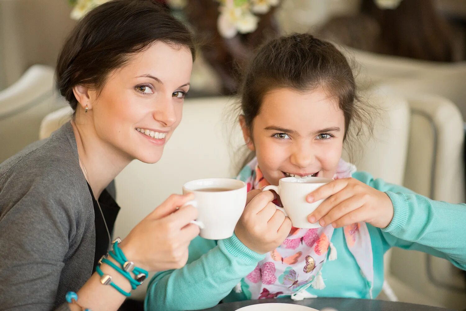 Чаепитие с дочкой. Чаепитие для мамы и Дочки. Семья пьет чай. Мама с дочкой пьют чай. Мама приняла русское