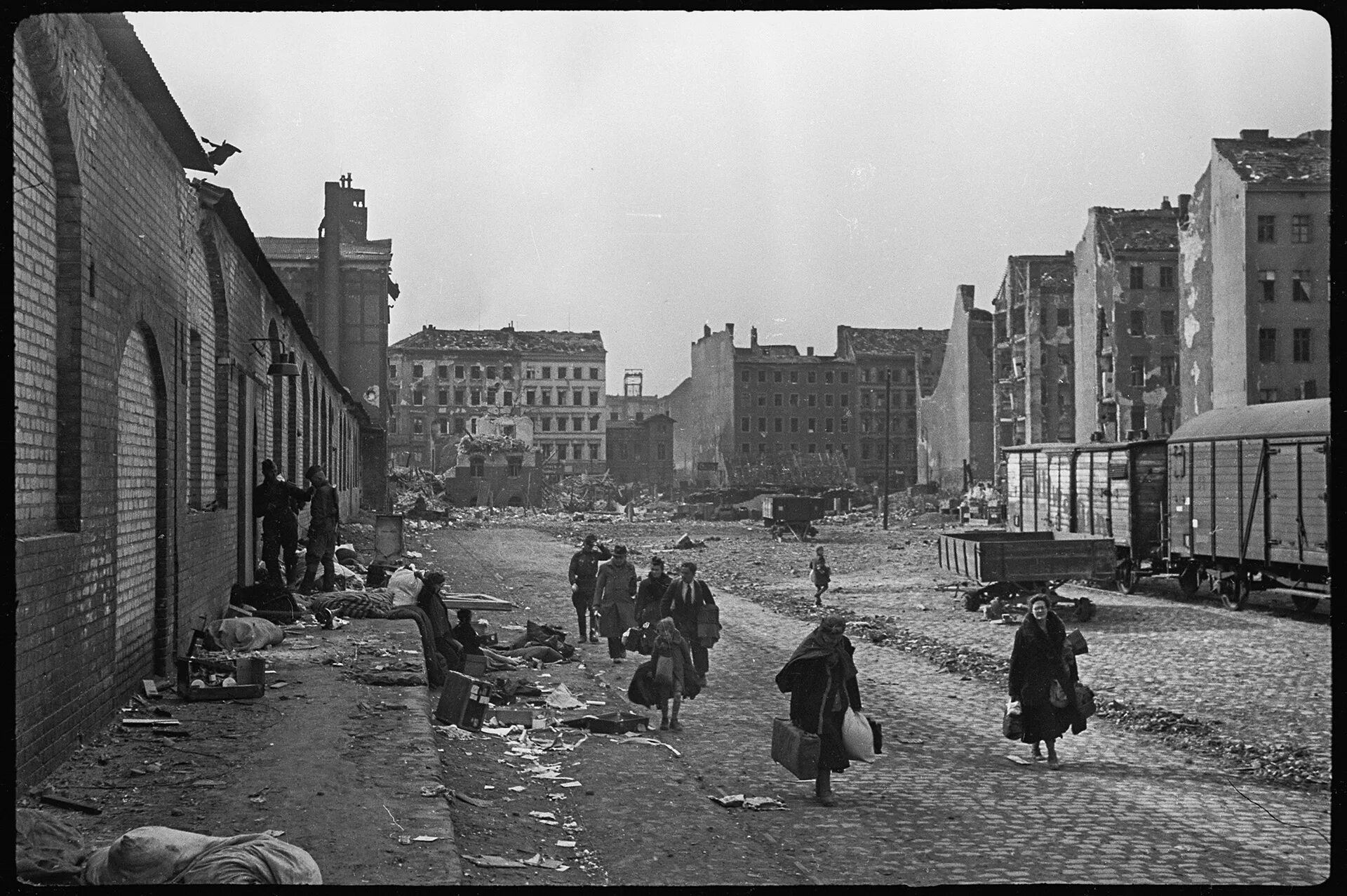 Немецкие города после войны. Улица Берлина 1945 до войны. Руины Германии 1945. Берлин 1941.