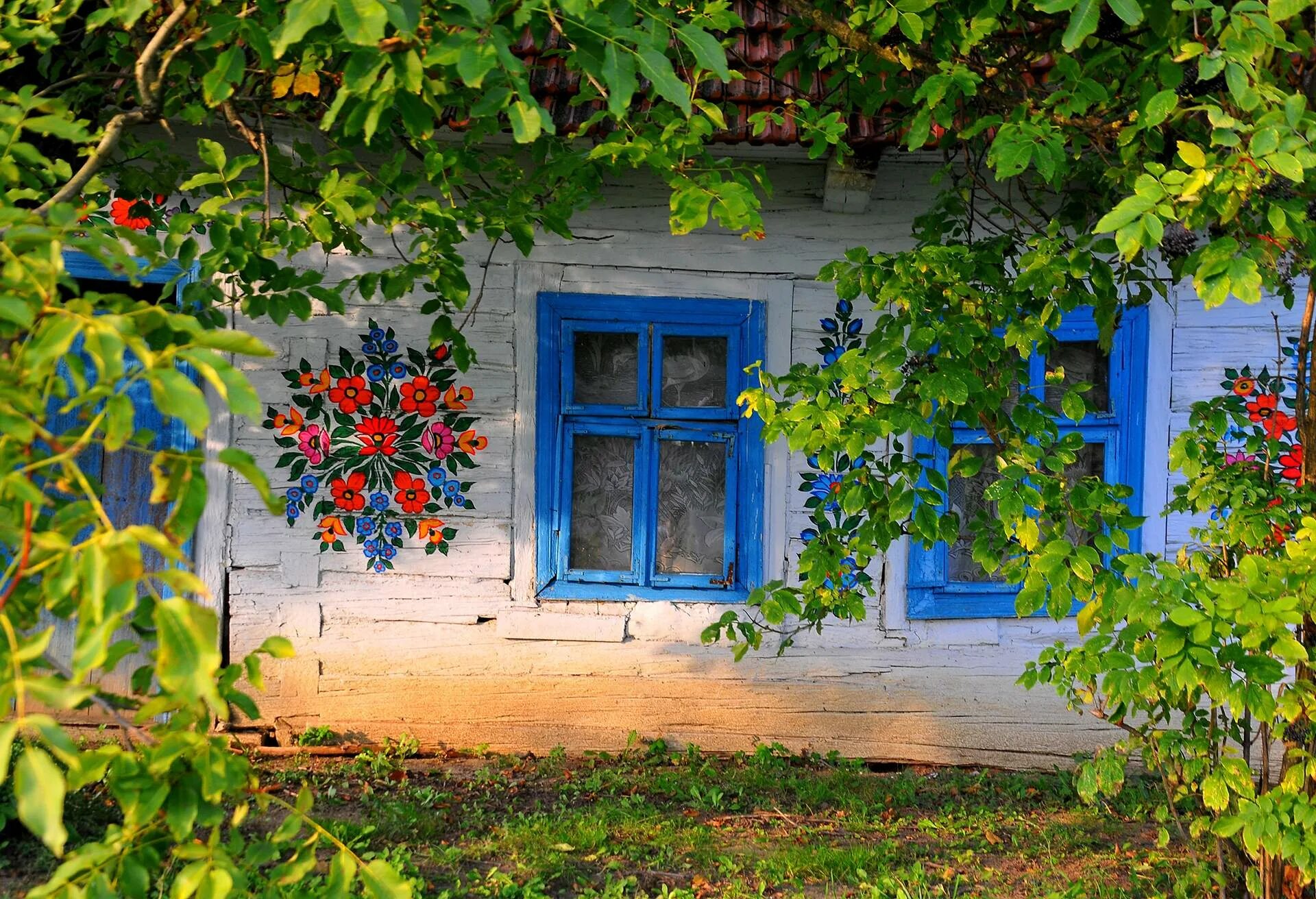 Красочное село. Польская деревня Залипье. Украинская хата окна деревня хата. Хата-Мазанка со ставнями. Деревушка Залипье.