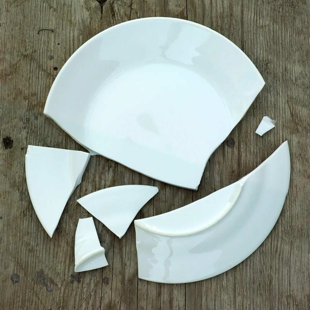 Осколки тарелка. Разбитая тарелка. Разбитая посуда. Разбитые тарелки. Битые тарелки.