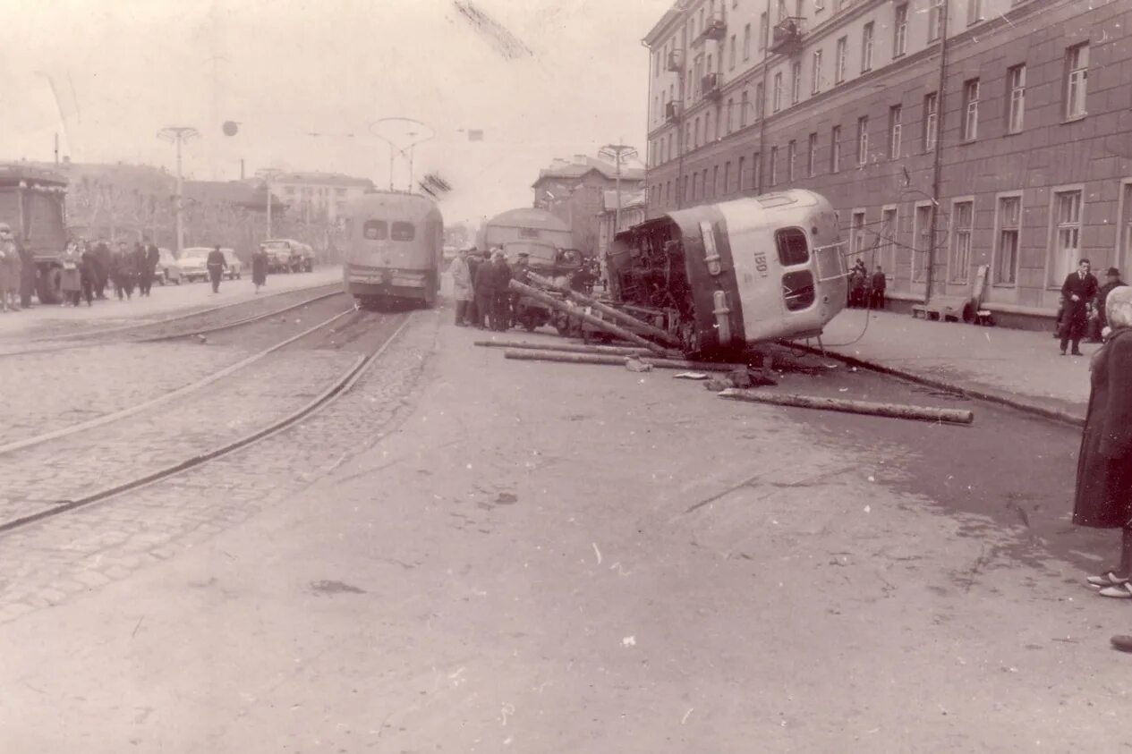 Что произошло в 1969 году. Свердловск 1969 год. авария трамвай свердловск челюскинцев. свердловск трамвай 1929. трамвай челюскинцев екатеринбург.