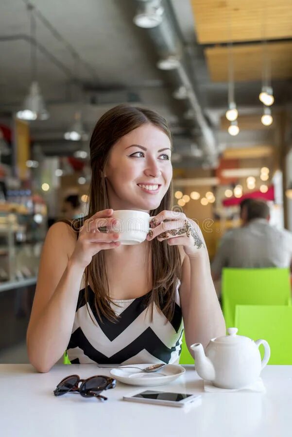 Девушка завтракает. Девушка пьет кофе в ресторане. Простые девушки в кафе. Девушка пьет кофе в кафе на улице.