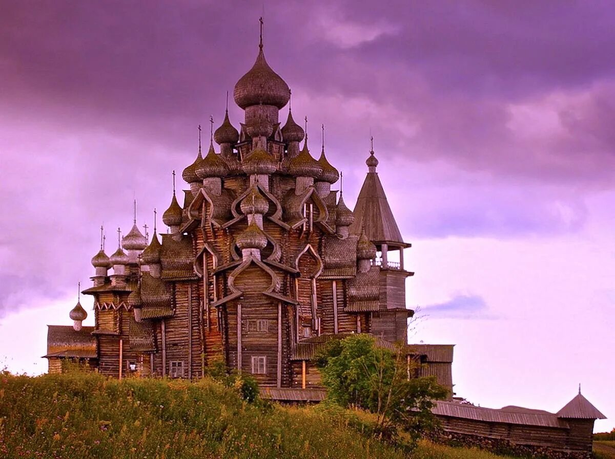 Кижи какие церкви. Музей-заповедник кижи церковь. преображенская церковь на острове кижи. деревянное зодчество кижи. музей деревянного зодчества кижи.