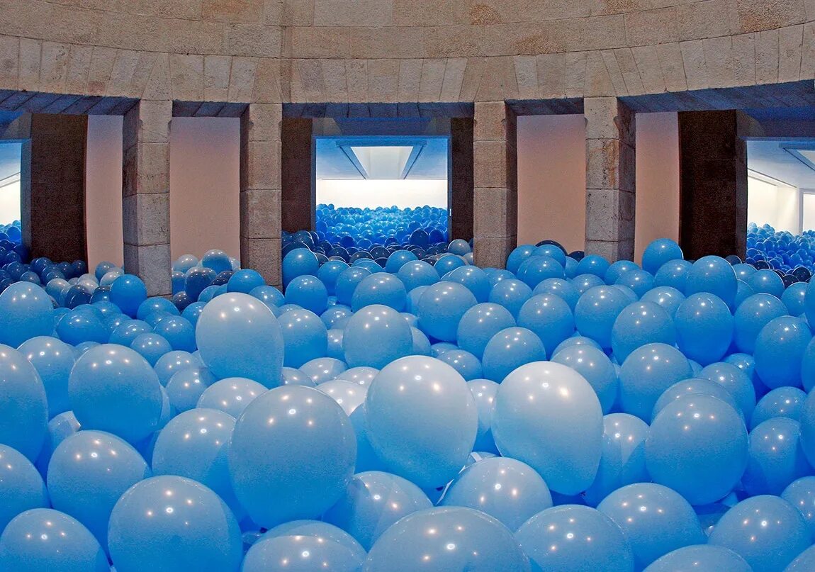 Шары на полу. Украсить бассейн шариками. Синий шарик. Воздушные шарики в комнате.
