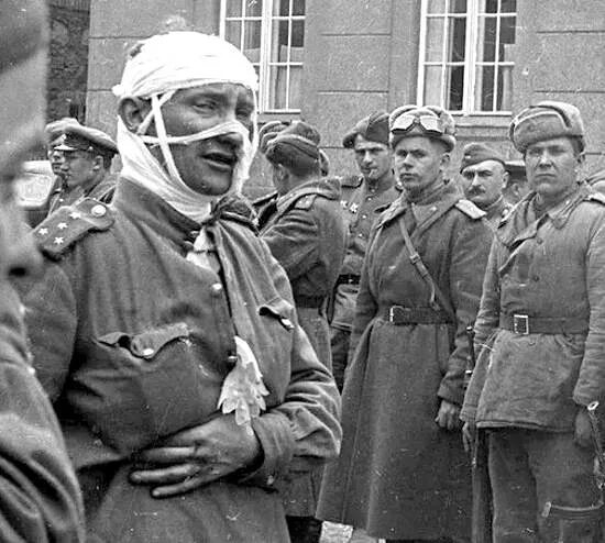 Военные корреспонденты герои советского союза. Карл вробель генерал майор. Комендант берлина в 1945 году советский генерал. Взятие берлина 1945 командующие фронтами. Рокоссовский жуков монтгомери берлин.