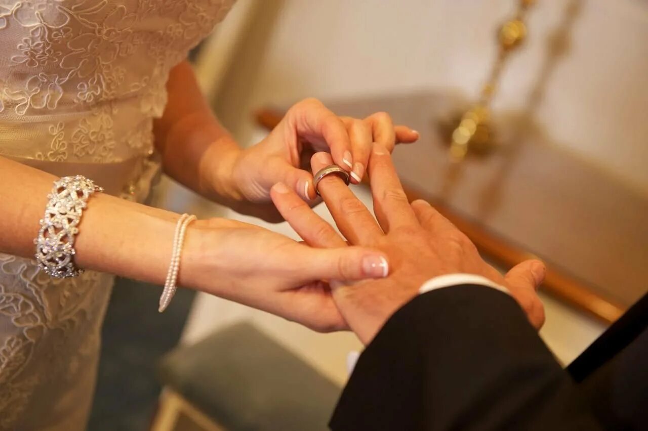 На какой руке носят армяне обручальное кольцо. Свадебные кольца на руках. Кольцо на палец свадьба. Свадебные кольца надевают на палец. Свадебные кольца на пальцах.