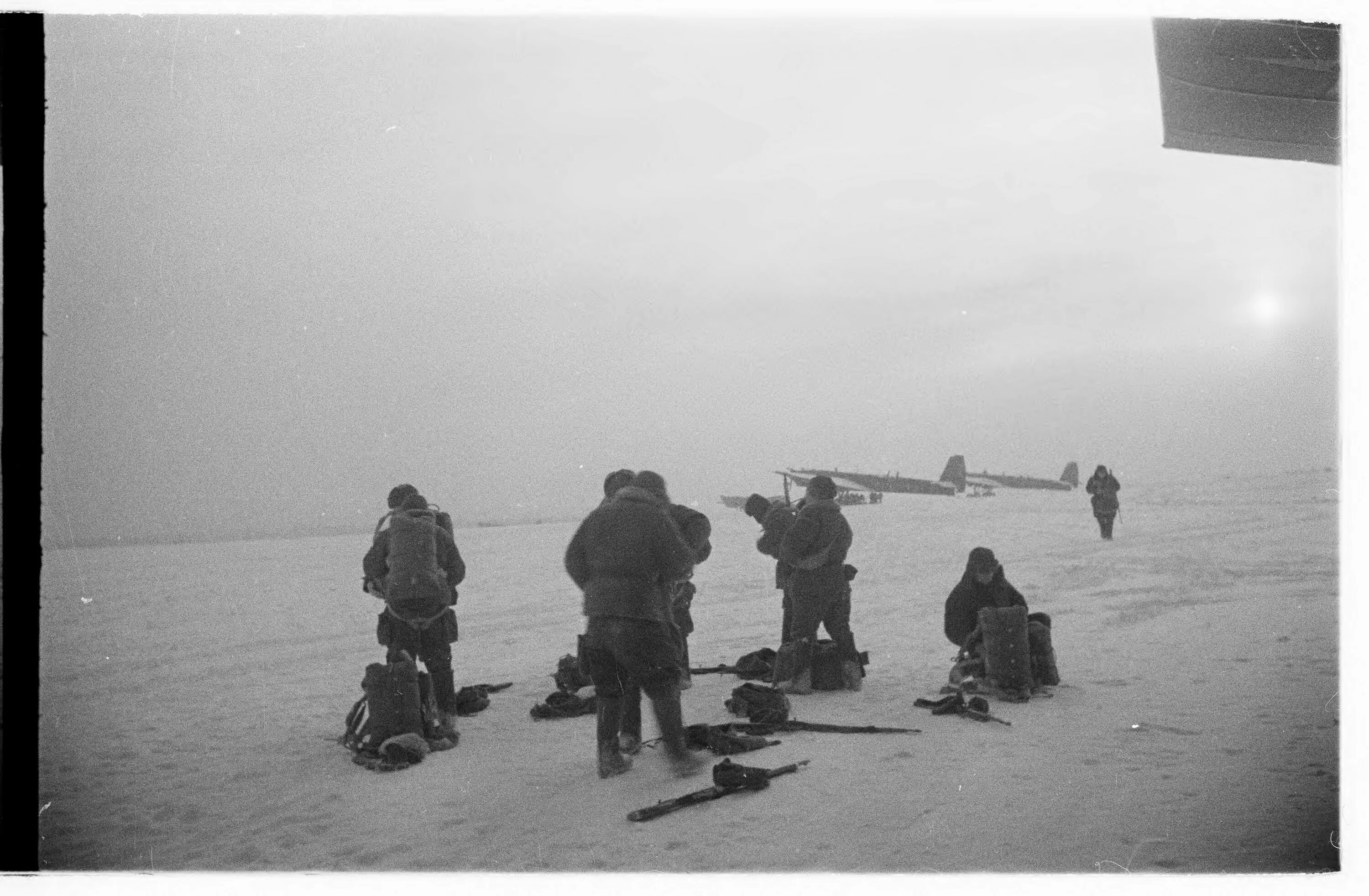 Десантники времен вов. Вяземский десант 1942. вяземская воздушно-десантная операция 1942. десантники вов 1941-1945. десантники ркка вов.